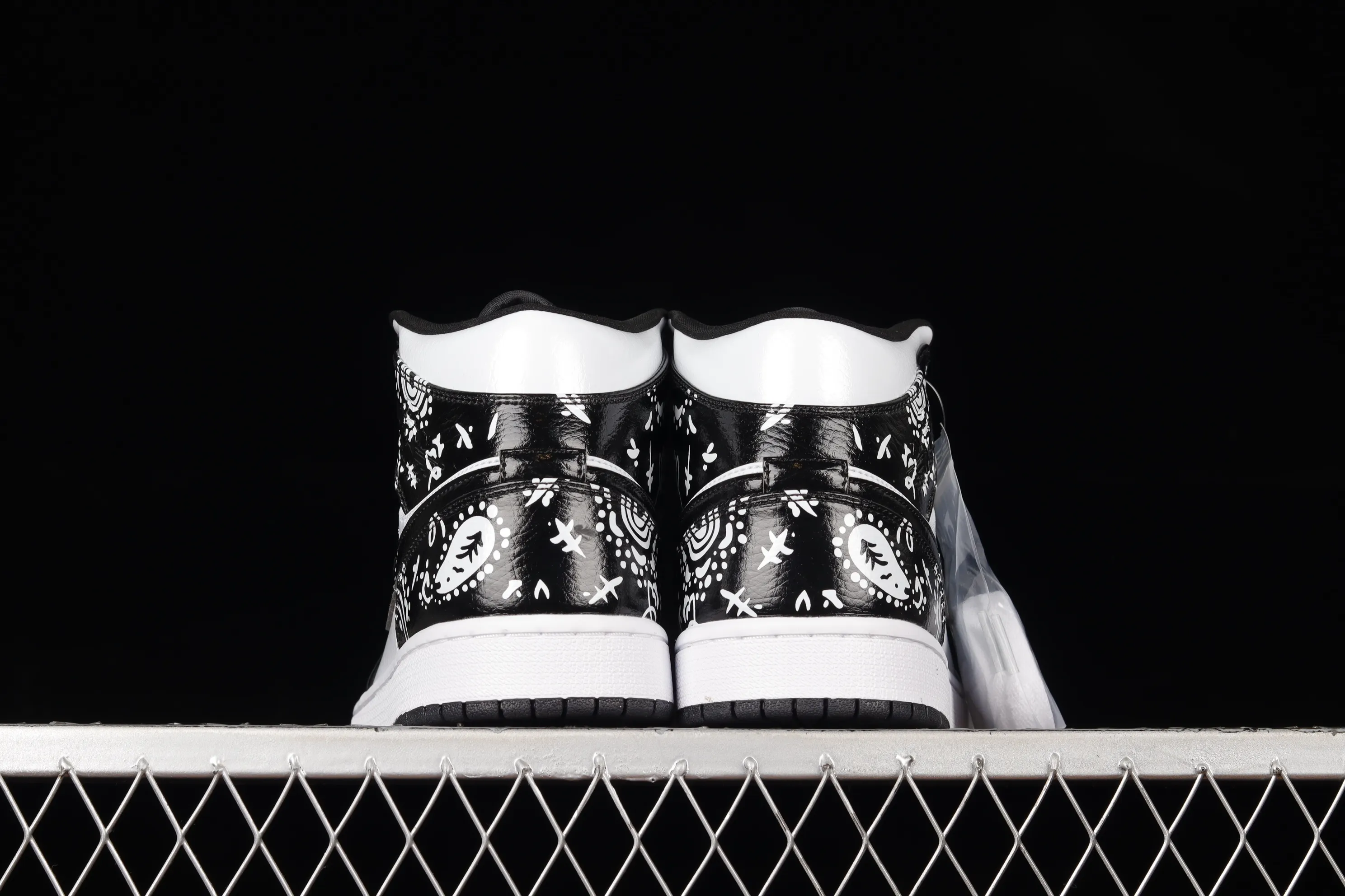 All categories Air Jordan Jordan series basketball shoes Air Jordan 1 Mid Air Jordan 1 Mid SE AJ1 Joe 1 graffiti black and white China basketball shoes 554724-075